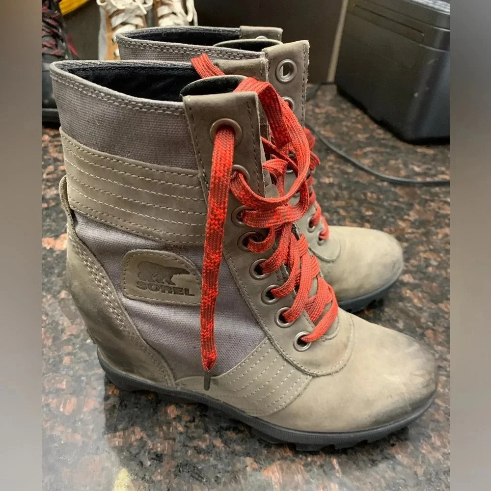 Sorel Lexie Wedge Boot, Women's size 7, gray with red laces